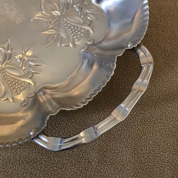 Vintage aluminum serving tray with handles. - Picture 4 of 6